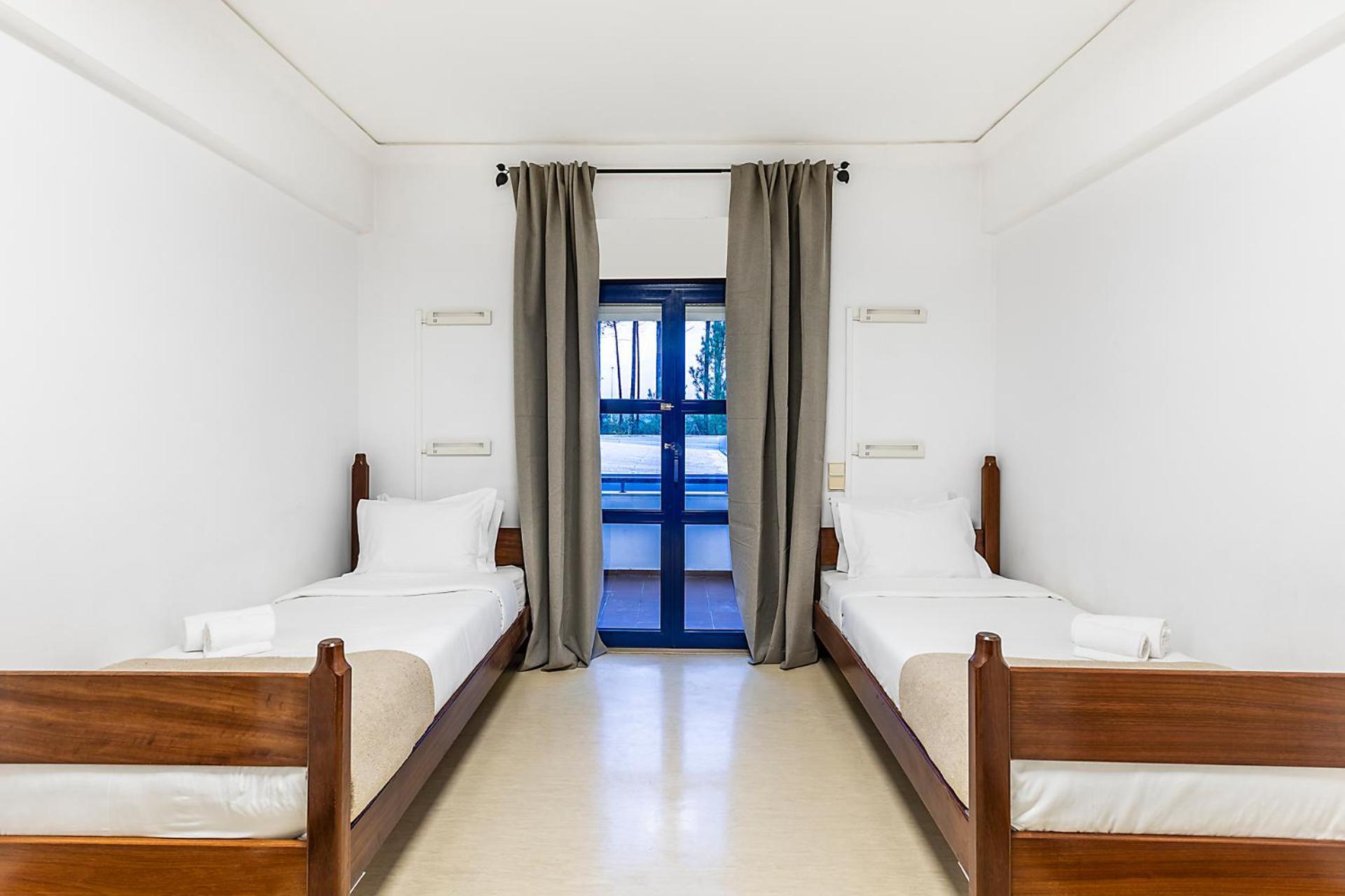 Quarto Twin com Casa de Banho Partilhada